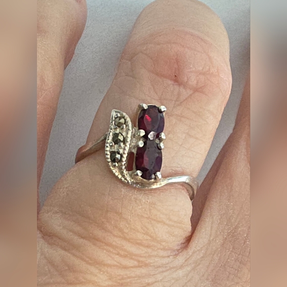 Garnet ring Jewelry - Vintage minimalist, sterling silver 925 garnet ladies ring 2.38 Grams size 5.5